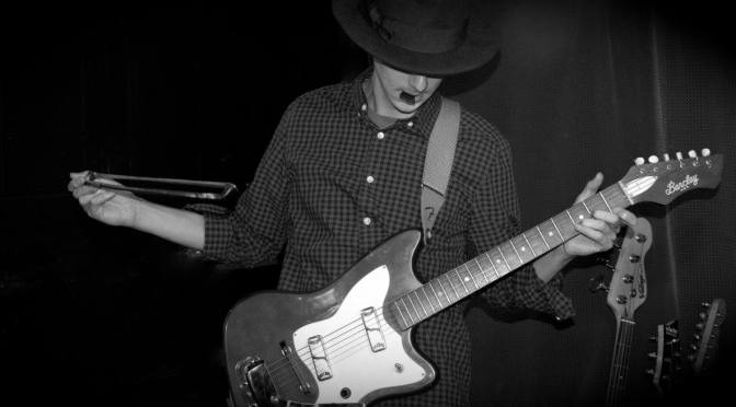 « A man is a man when he fights with his soul ».  Andreas Miranda défie le cancer, ses cordes de guitare nouées en lasso.