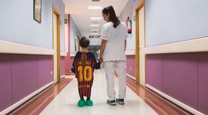 L&rsquo;habit ne fait pas le malade. Empowering hospital gowns for kids and teens